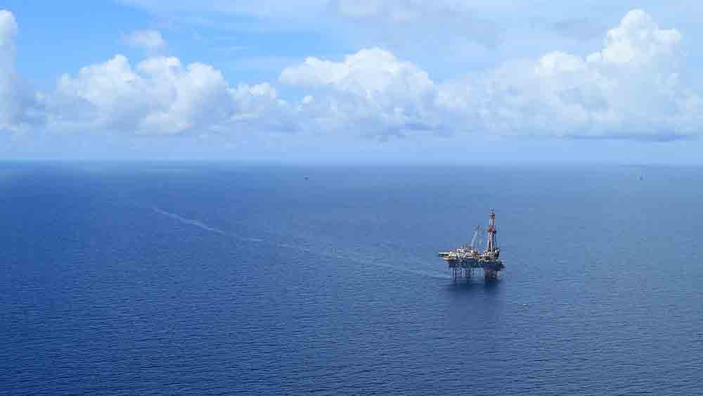 plateforme offshore procédant à un forage en mer