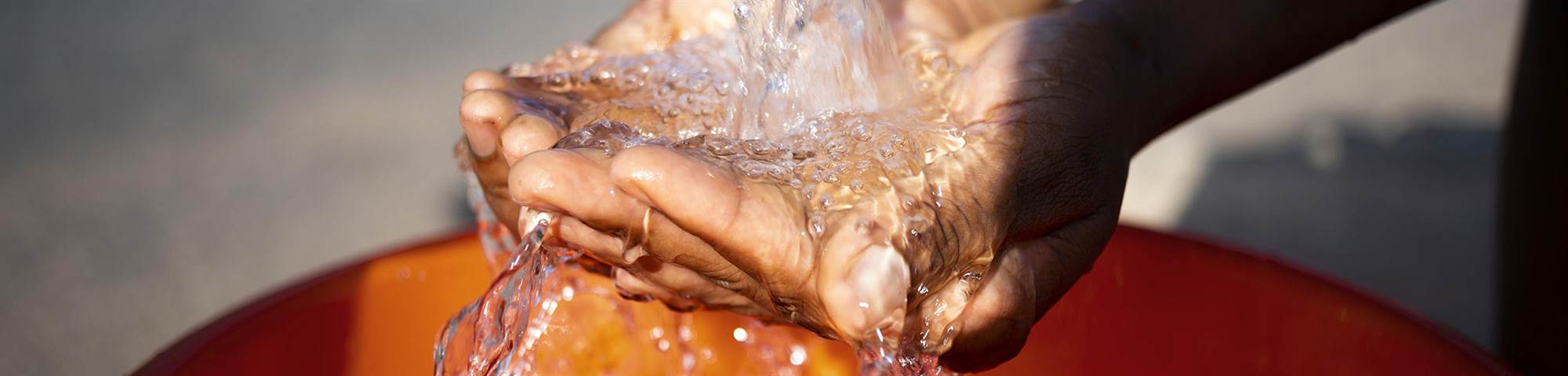 Eau-coule-mains-femme