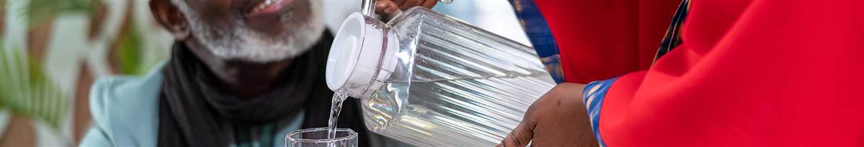 Eau-femme-carafe-eau-Senegal