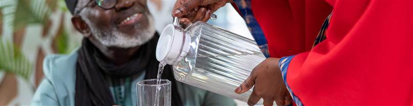 Eau-femme-carafe-eau-Senegal