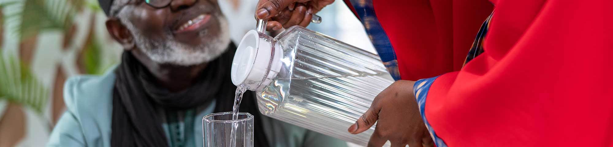 Eau-femme-carafe-eau-Senegal