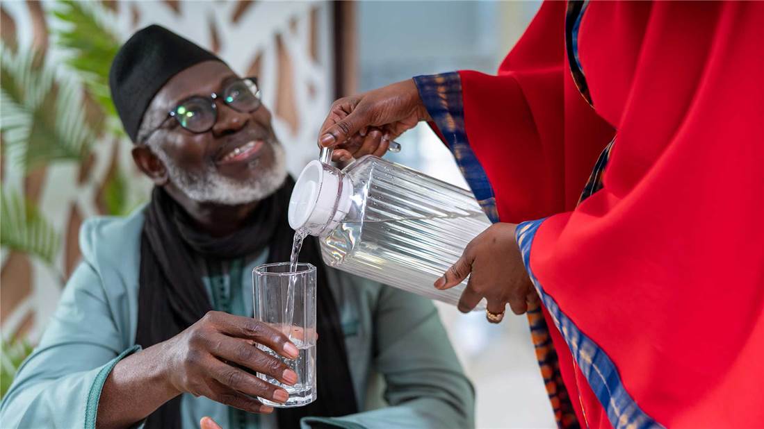 Eau-femme-carafe-eau-Senegal