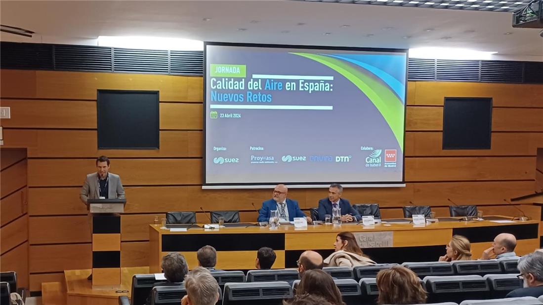 Maxence Cherpin, Director Air & Climate SUEZ inagurando la Jornada junto a Carlos Novillo,  Consejero de Medio Ambiente, Agricultura e Interior, Maxence Cherpin, Director Air & Climate SUEZ inagurando la Jornada junto a Carlos Novillo,  Consejero de Medio Ambiente, Agricultura e Interior