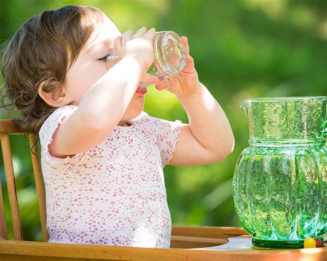 Enfant-buvant-verre-eau