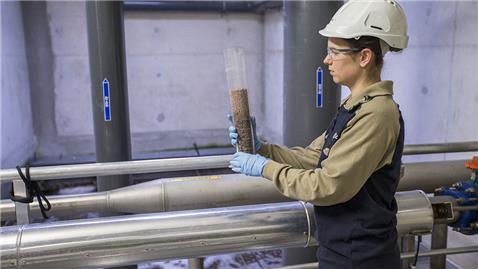 Femme travaillant dans une station de traitement des eaux usées