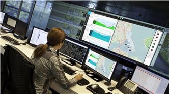 Control room personnel using SUEZ AQUADVANCED® Energy digital solutions