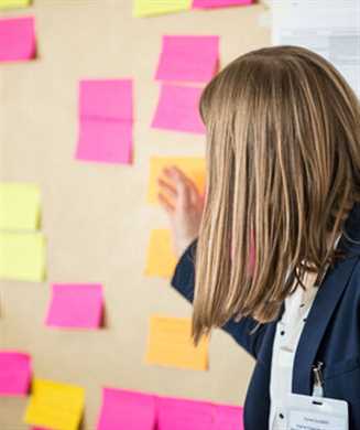 Collaboratrice-mur-post-it