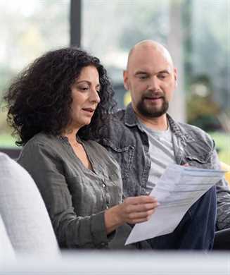 Couple_consultant_leur_facture_d_eau_et_leur_compte_client_SUEZ-89635