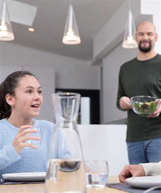 Famille_discutant_autour_d_un_repas-51877