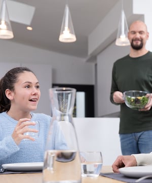 Famille_discutant_autour_d_un_repas-51877