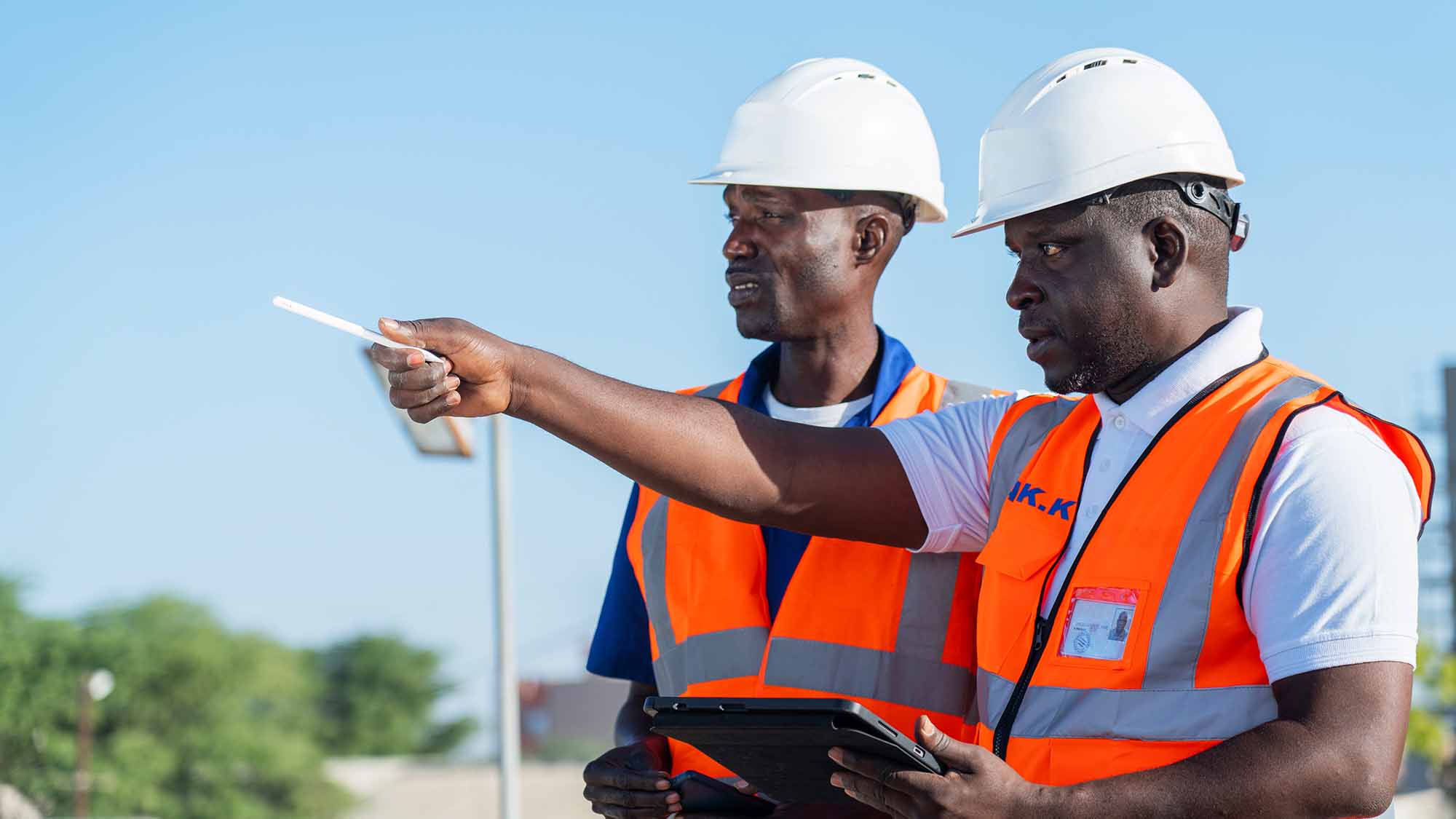 Collaborateurs SEN’EAU dans l’usine de traitement d’eau potable à Saint-Louis au Sénégal