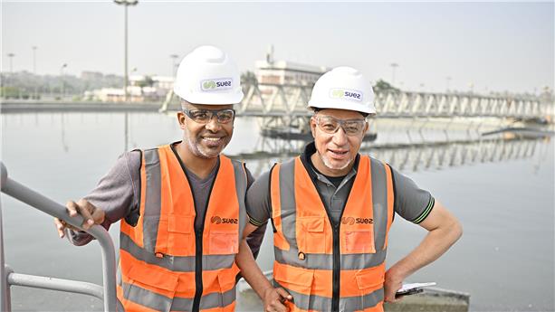 Collaborateurs-site-traitement-eaux-usees-Le-Caire Staff members in front of a water tank at the Gabal El Asfar waste water treatment plant, in Cairo, Egypt