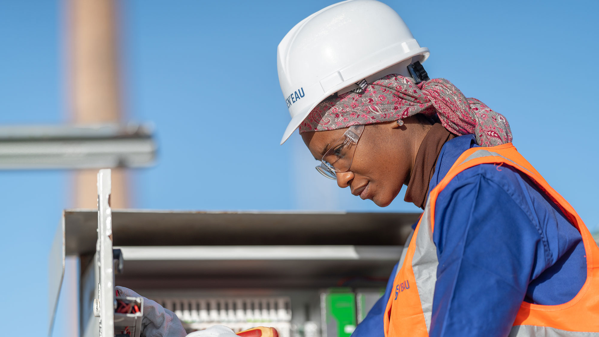 Collaboratrice SEN’EAU dans l’usine de traitement d’eau potable à Saint-Louis au Sénégal