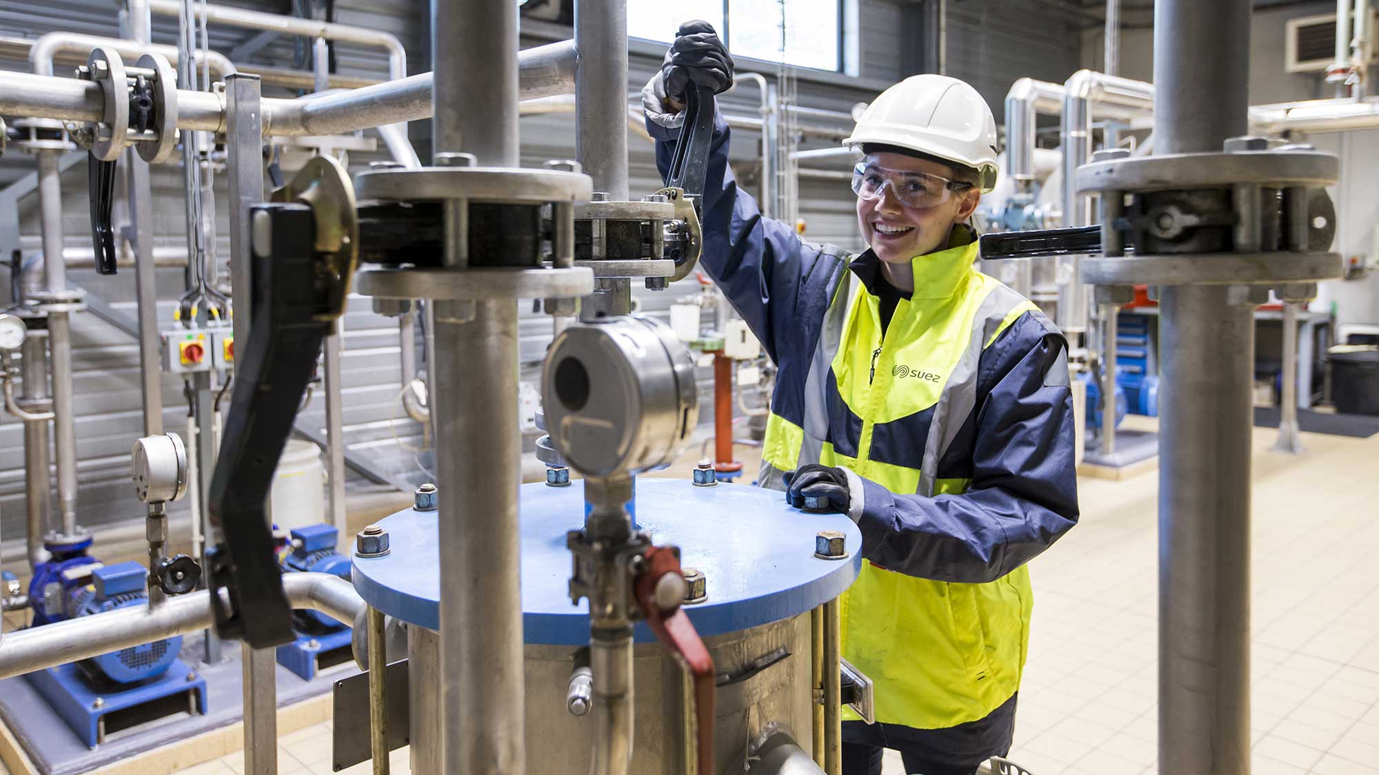 Collaboratrice SUEZ travaillant sur le site de MARS Chocolat France