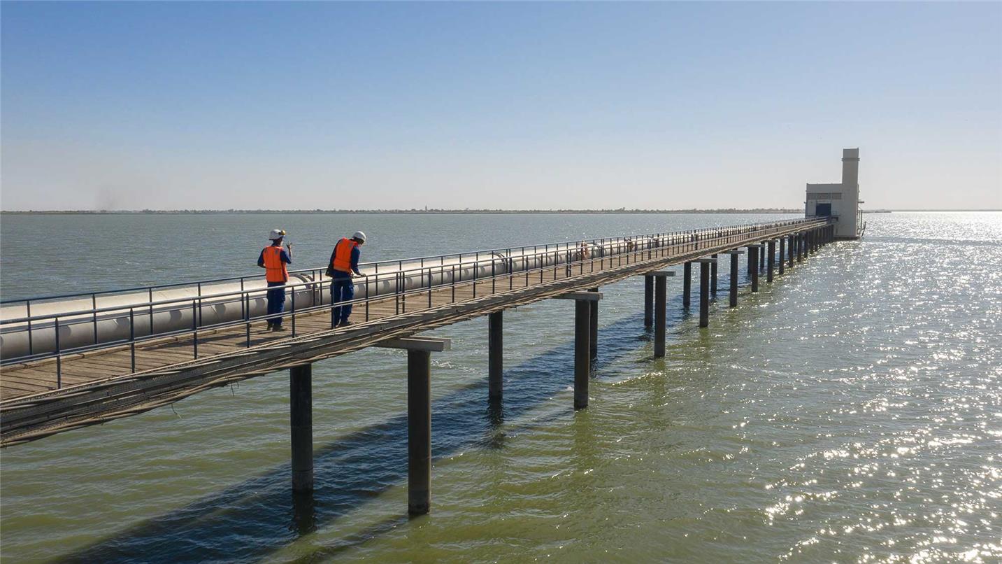 Vue-aerienne-captation-eau-usine-traitement-eau-potable-Senegal Aerial view by drone of the water collection of a drinking water treatment plant in Senegal