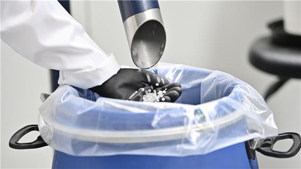 Granules-plastique-CIRSEE Densifier and pellets obtained after densification and extrusion on the CIRSEE PLASTlab platform, France