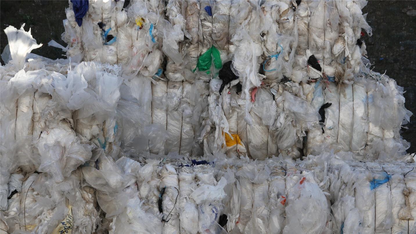 Balles de dechets plastiques