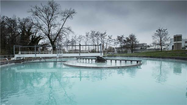 Clarificateur et pont racleur de boues de fond, sur le site des Papeteries du Léman