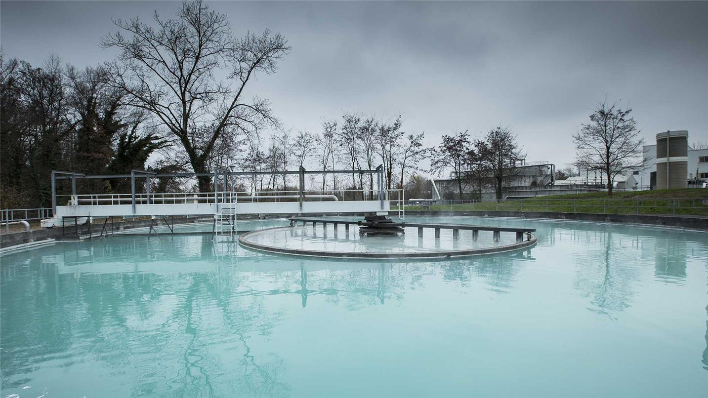 Clarificateur et pont racleur de boues de fond, sur le site des Papeteries du Léman