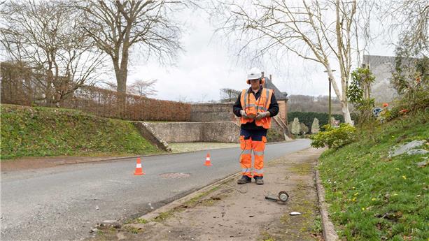 Collaborateur-recherche-fuite-camera-plan-large SUEZ employee searching for a water leak using a portable camera