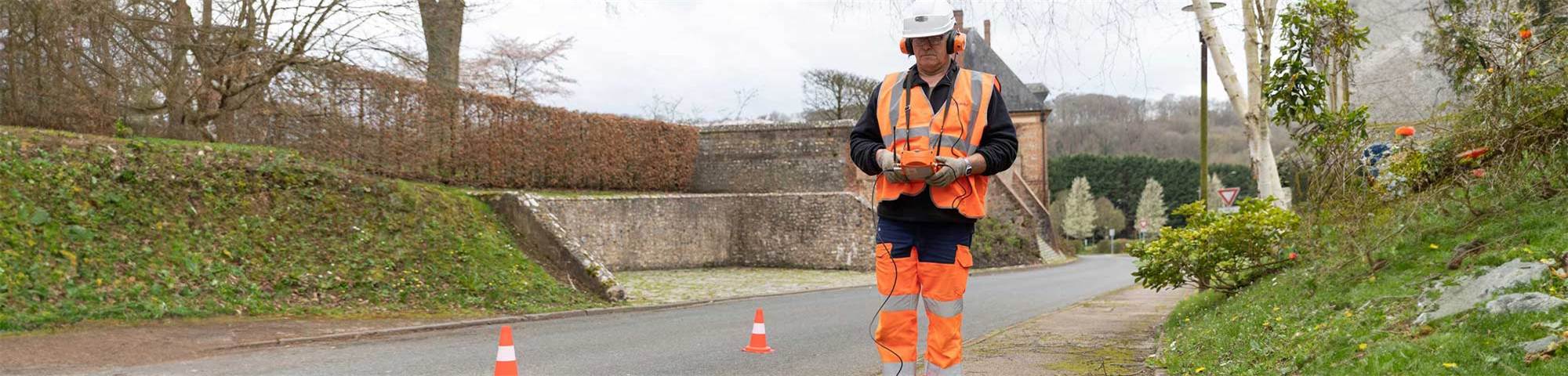 Collaborateur-recherche-fuite-camera-plan-large