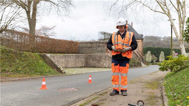 Collaborateur SUEZ recherchant une fuite d'eau à l'aide d'une caméra portative