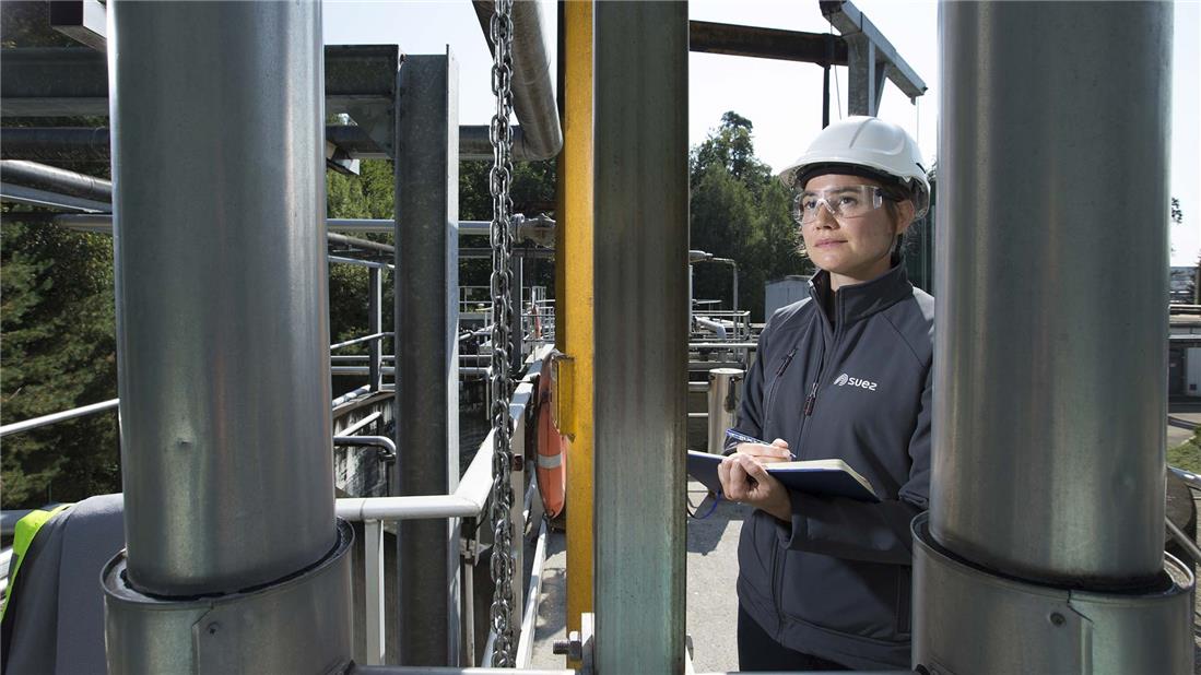 Collaboratrice SUEZ effectuant relevé sur site