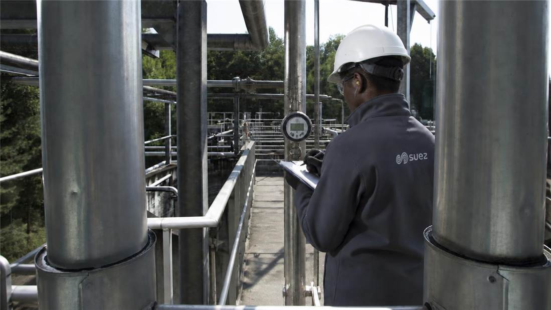 Collaboratrice SUEZ effectuant relevé sur site