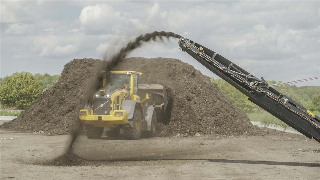 Matière organique en maturation dans le site de compostage Warmériville, France