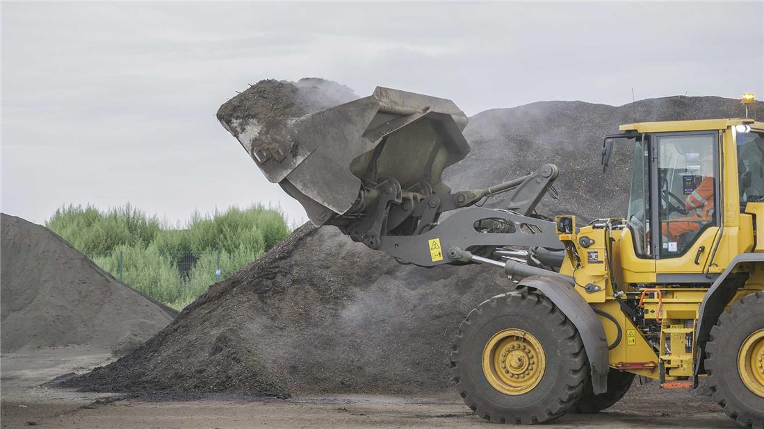 Matière organique en maturation dans le site de compostage Warmériville, France