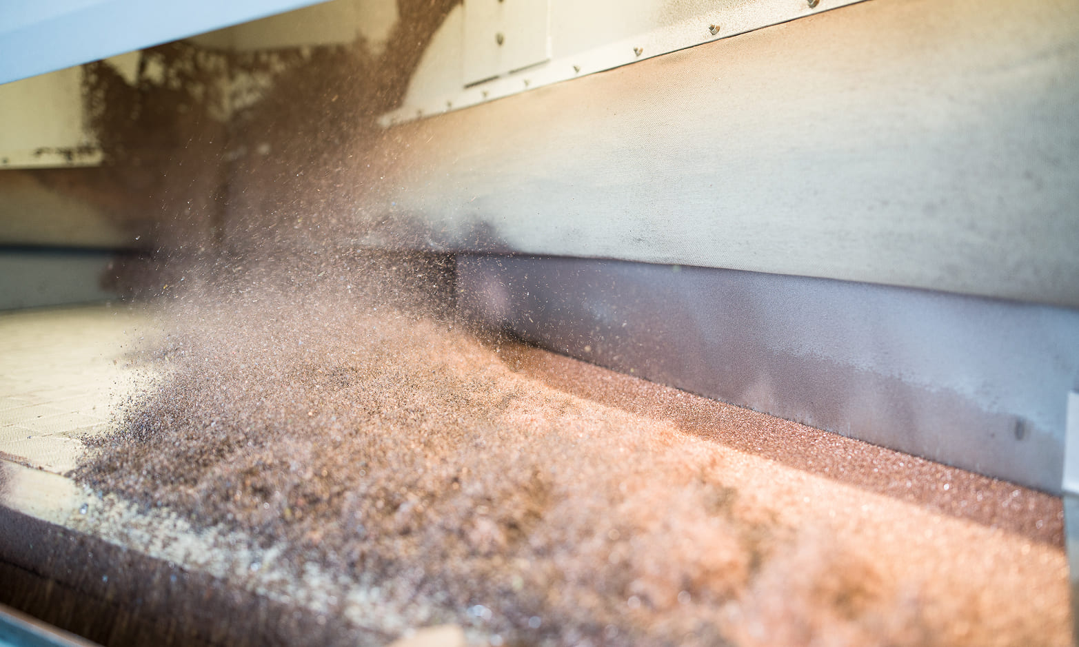 Détail de l’unité de séparation densimétrique, Les plastiques, plus légers, sont aspirés vers le haut, les métaux plus lourds, continuent vers le bas de la table densimétrique.