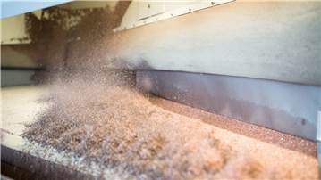 Détail de l’unité de séparation densimétrique, Les plastiques, plus légers, sont aspirés vers le haut, les métaux plus lourds, continuent vers le bas de la table densimétrique.