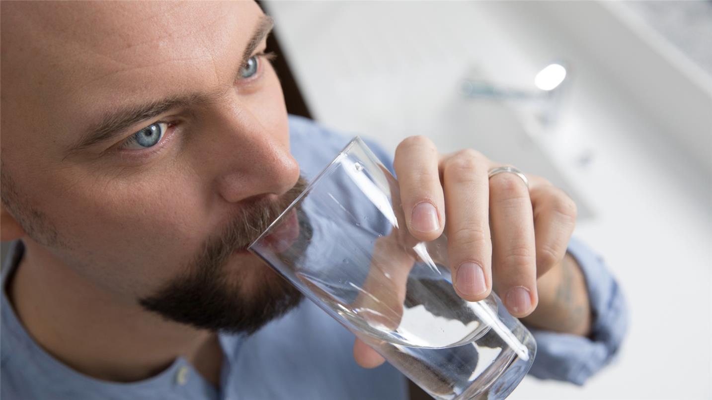 Homme Eau Verre Boire