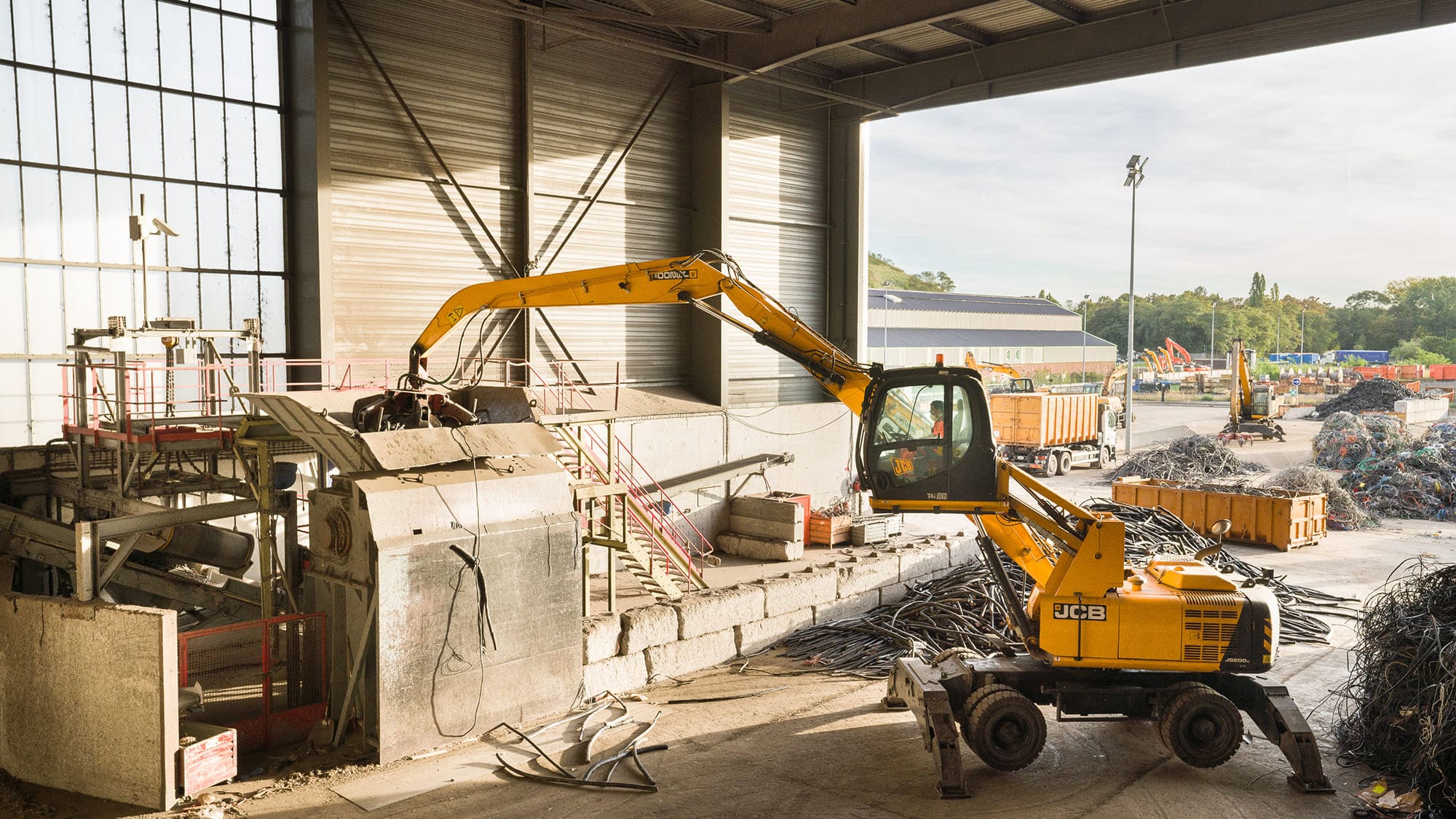 Chargement des câbles dans le premier broyeur 