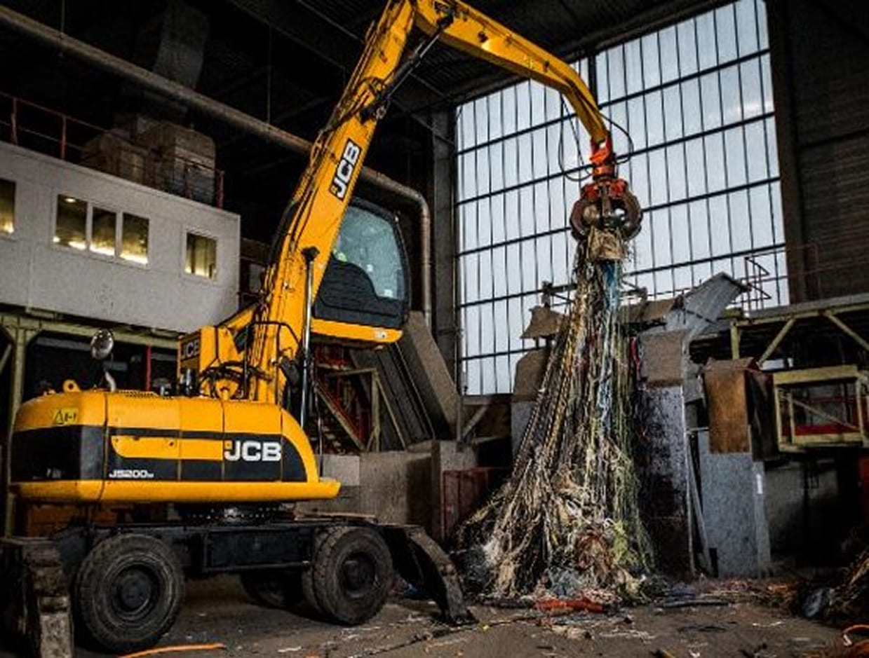 Chargement des câbles dans le premier broyeur