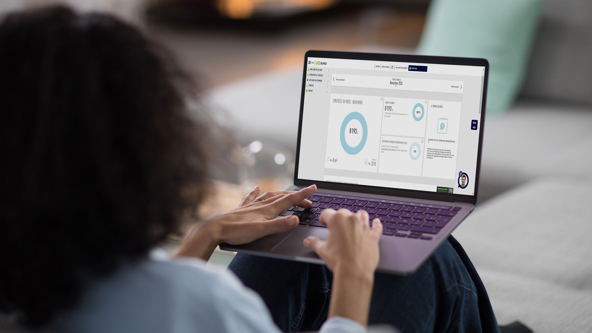 Personne consultant son compte client eau SUEZ