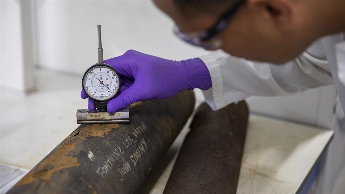 Technicien mesurant le niveau de dégradation d'une canalisation