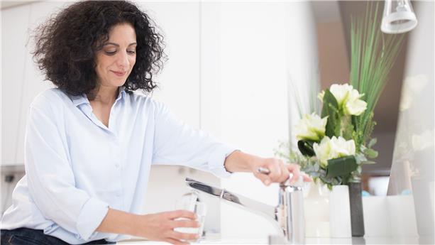 Personne-remplissant-verre-eau Person filling a glass of water