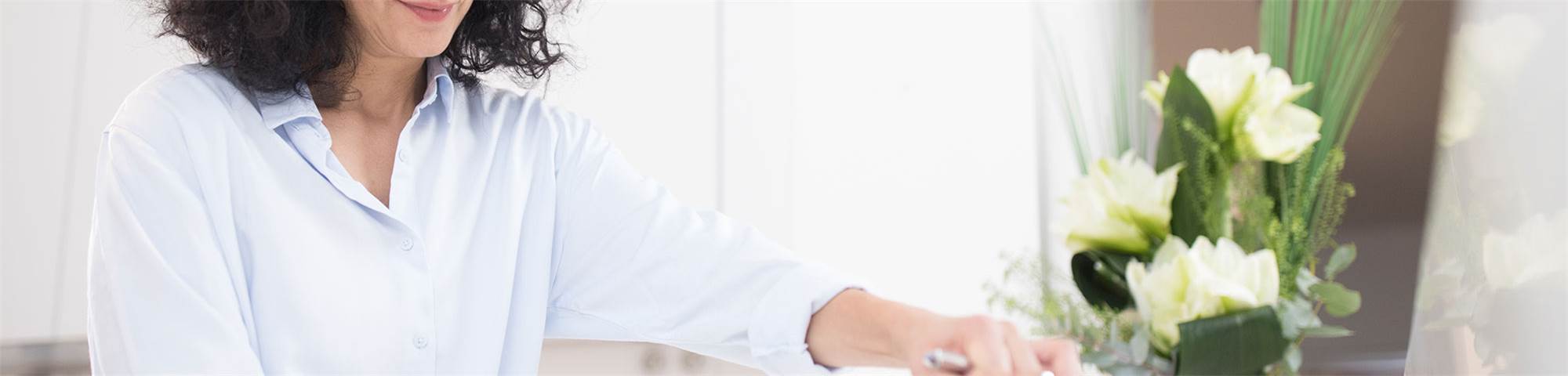 Personne-remplissant-verre-eau