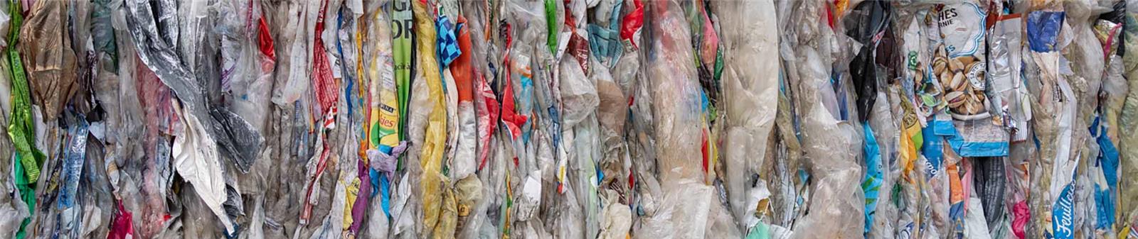 Gros plan sur une balle de déchets plastiques