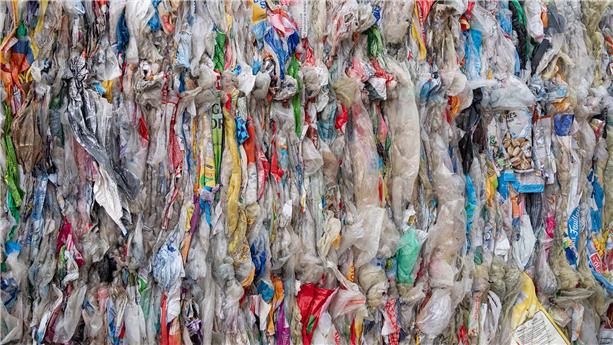 Gros plan sur une balle de déchets plastiques