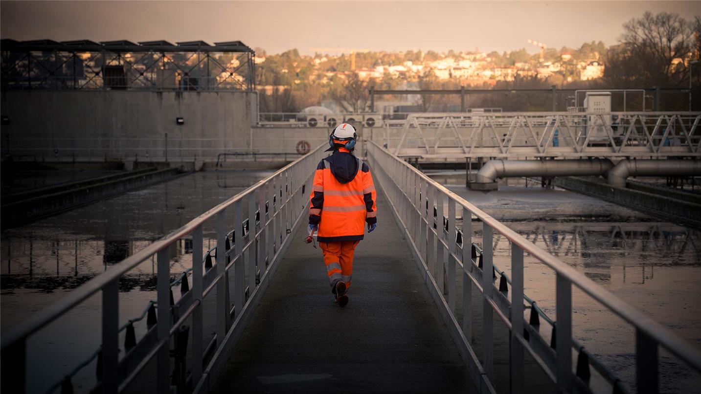 Collaborateur-passerelle-station-epuration-Feyssine Worker on a footbridge at the Feyssine wastewater treatment plant