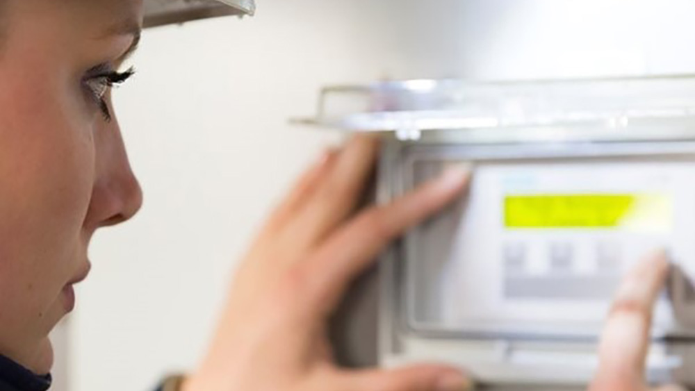 Femme opération de maintenance